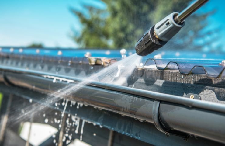 Professional Gutter Cleaning in Lakeview Chicago, IL