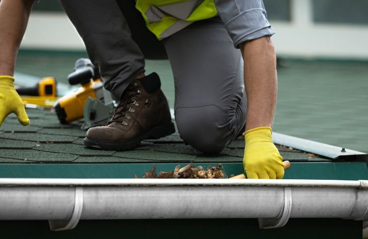 Reliable Commercial Gutter Cleaning Services in Chicago, IL